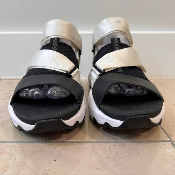 Sorel Kinetic Women’s 8 Black White Y Strap High Impact Sandals Gorpcore - Picture 6 of 8